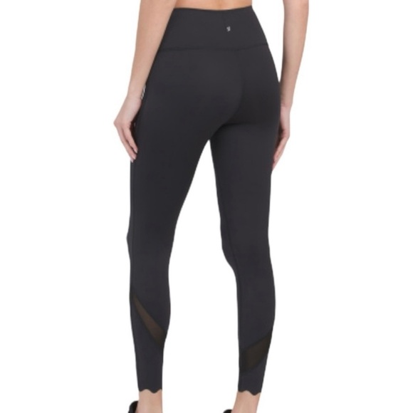 Peloton Navy Scallop Leggings for Ultimate Comfort and Style - Picture 2 of 5